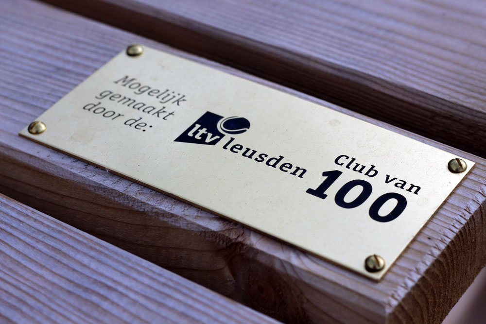 Eerste project Club van 100: banken, stoelen en parasols