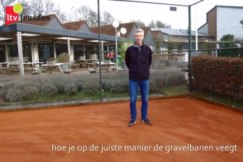 Het slepen/vegen van de gravelbanen